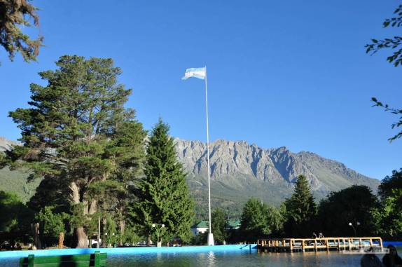A bela vista que se tem de PLaza Pagano, no centro de El Bolsón, na Argentina